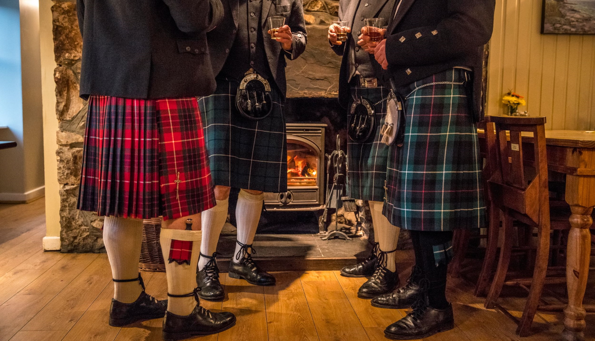 Herren-Schottenkilt Im Burns Night Oder Darts Stil – Rot, ONE SIZE FITS MOST, Von HENBRANDT, Perfekt Für Kostümpartys Herren-Schottenkilt Im Burns Night Oder Darts Stil – Rot, ONE SIZE FITS MOST, Von HENBRANDT, Perfekt Für Kostümpartys